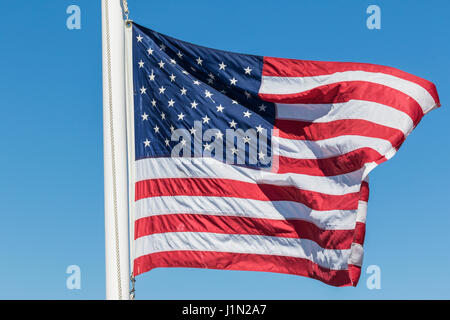 USA-Flagge im Wind auf der Galveston-Bolivar in Galveston Bay Ferry. Stockfoto