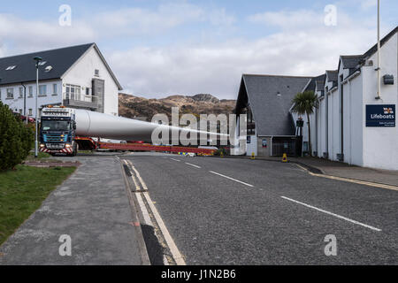 Großen Rotor Rotorblätter von Kyle of Lochalsh Hafen auf der Straße mit einem LKW mit gegliederten Teleskop Anhänger transportiert werden. Stockfoto