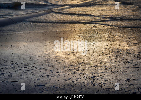 Wellen und Reflexionen im frühen Morgenlicht auf Galveston East Beach. Stockfoto