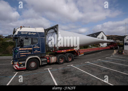 Großen Rotor Rotorblätter von Kyle of Lochalsh Hafen auf der Straße mit einem LKW mit gegliederten Teleskop Anhänger transportiert werden. Stockfoto