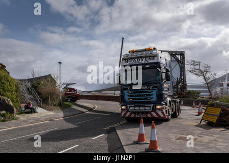 Großen Rotor Rotorblätter von Kyle of Lochalsh Hafen auf der Straße mit einem LKW mit gegliederten Teleskop Anhänger transportiert werden. Stockfoto
