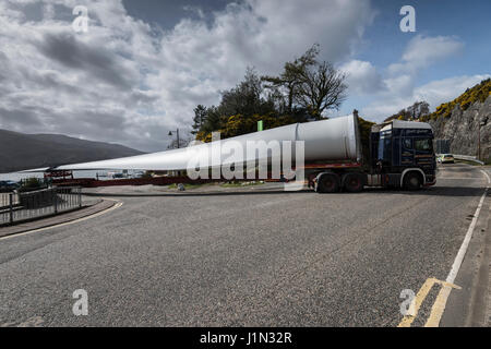 Großen Rotor Rotorblätter von Kyle of Lochalsh Hafen auf der Straße mit einem LKW mit gegliederten Teleskop Anhänger transportiert werden. Stockfoto