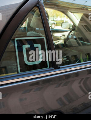 Uber-Aufkleber auf Autoscheibe - USA Stockfoto