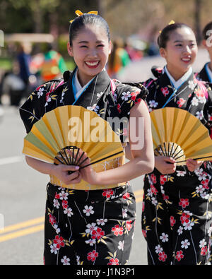 Junge japanische Mädchen marschieren in die National Cherry Blossom Festival Parade - Washington, DC USA Stockfoto