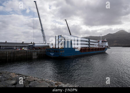 Großen Rotor Rotorblätter, die von einem Schiff im Hafen von Kyle of Lochalsh auf ein Teleskop Trailer zum Weitertransport auf der Straße entladen wird. Stockfoto