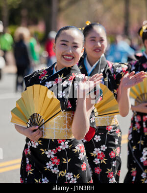 Junge japanische Mädchen marschieren in die National Cherry Blossom Festival Parade - Washington, DC USA Stockfoto