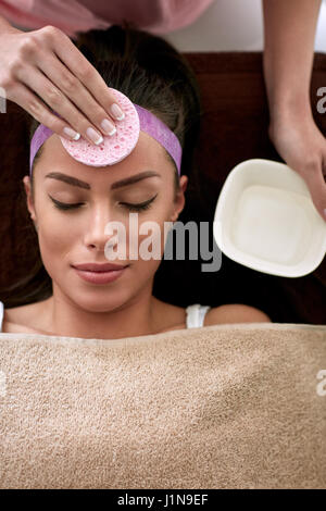 Junge schöne Frau Gesichts Reinigung Behandlung im Kosmetik-salon Stockfoto