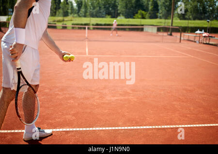 Vorbereiten der Tennisball in Tennisplatz dienen Stockfoto