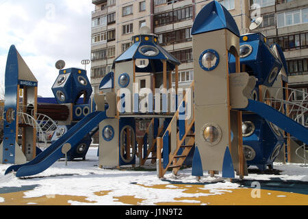 Kinderspielplatz im Hof eines Mehrfamilienhauses Stockfoto