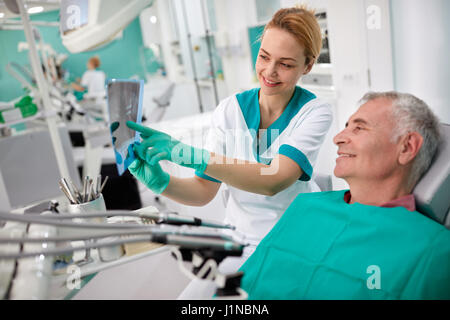 Zahnärztin zeigt Zähne Problem auf Zahnröntgen für Patienten Stockfoto