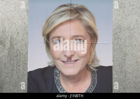 Marine Le Pen, Führer der Front National. Wahlplakat entstellt durch die Zugabe von Hitler Schnurrbart. Französische Präsidenten Wahlen 2017. Frankreich Stockfoto