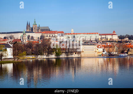 Blick über die Moldau in Richtung Pragerburg zeigt die Karlsbrücke Stockfoto