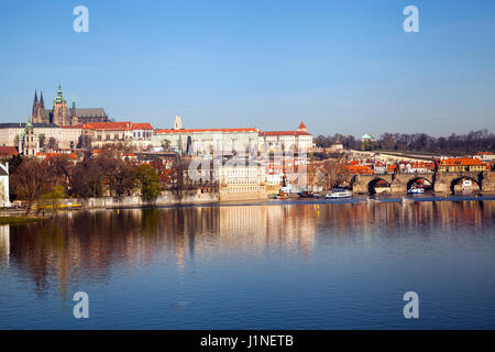 Blick über die Moldau in Richtung Pragerburg zeigt die Karlsbrücke Stockfoto