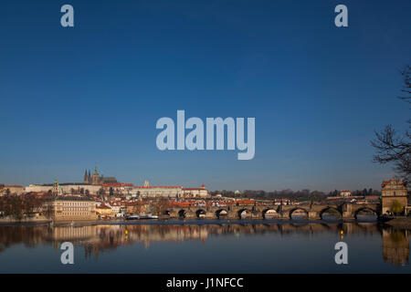 Blick über die Moldau in Richtung Pragerburg zeigt die Karlsbrücke Stockfoto