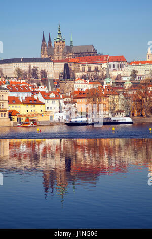 Blick über die Moldau in Richtung Pragerburg zeigt die Karlsbrücke Stockfoto