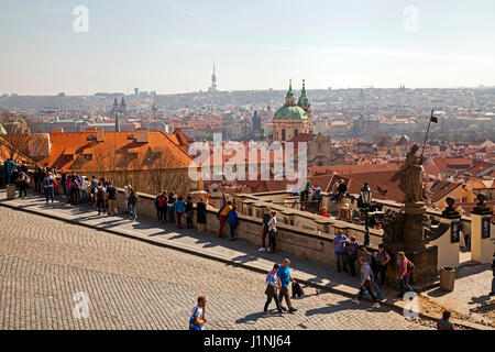 Touristen genießen Sie den Blick über die Dächer von Prag aus außerhalb des königlichen Schlosses in Frühlingssonne Stockfoto