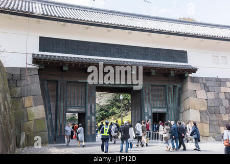 Kirschblüte, Tayasu Tor, Kitanomaru-Park, Kaiserpalast Tokio, Chiyoda-Ku, Tokyo, Japan Stockfoto