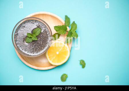 Selektiven Fokus Chia Samen trinken mit Wasser aus transparentem Glas mit Zitronenmelisse. Stockfoto