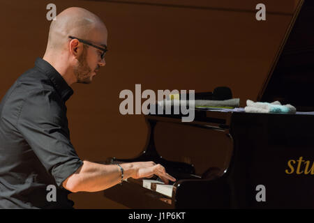 Rom, Italien. 21. April 2017. Fabio Giachino, Pianist des "86s, gilt als eines der größten Talente des italienischen jazz-Musik in den letzten Jahren. Am 21. April 2014 veröffentlicht er sein fünfte Album "North Wolken" im Jazz House in Rom, begleitet von dänischen Doppel-Bassist Mattthias Flemming Petri und dänischer Schlagzeuger Espen Laub Von Lillienskjold Credit: Leo Claudio De Petris/Pacific Press/Alamy Live News Stockfoto