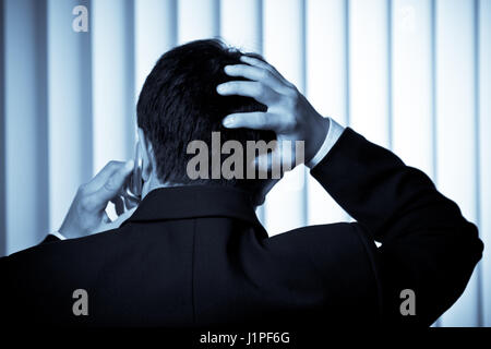 Ein Schuss von gestressten Geschäftsmann am Telefon sprechen Stockfoto