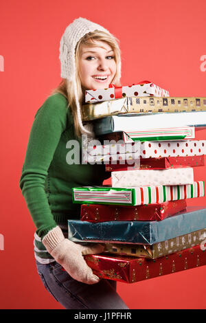 Ein schönes kaukasische Mädchen tragen viele Geschenke während Urlaub Stockfoto