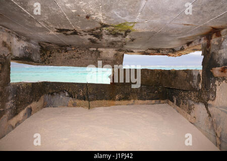 Blick von innen einen Bunker verwendet als militärische Beobachtungsposten während des zweiten Weltkriegs auf den Strand von Midway-Atoll, Teil der Schlacht von Midway National Memorial Stockfoto