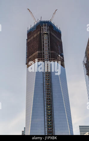 New York, USA – 3. Dezember 2011: Oben auf den fast fertigen Turm World Trade Center mit blauen Himmel und Bau-Website Stockfoto