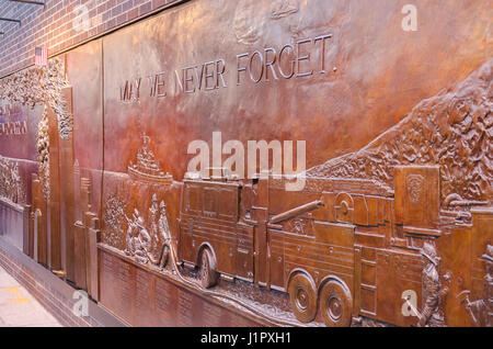 New York, USA – 3. Dezember 2011: Dürfen wir nie vergessen auf die bronzene Flachrelief Memorial Wall bei zehn Haus FDNY Feuerwehr geschrieben Stockfoto