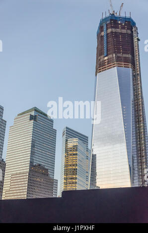 New York, USA – 3. Dezember 2011: Das fast fertige Turm World Trade Center mit blauen Himmel und Bau-Website Stockfoto