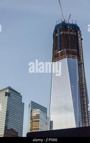 New York, USA – 3. Dezember 2011: Das fast fertige Turm World Trade Center mit blauen Himmel und Bau-Website Stockfoto