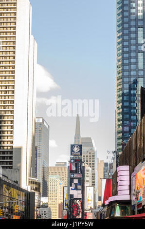 New York, USA – 4. Dezember 2011: Beleuchtete Fassaden der Broadway Geschäften und Theatern in Times Square, New York Stockfoto