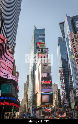 New York, USA – 4. Dezember 2011: Beleuchtete Fassaden der Broadway Geschäften und Theatern in Times Square, New York Stockfoto