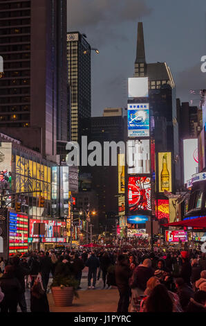 New York, USA – 4. Dezember 2011: Beleuchtete Fassaden der Broadway Geschäften und Theatern in Times Square, New York Stockfoto