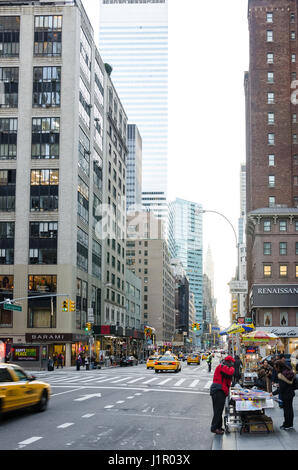 New York, USA - 10. Dezember 2011: Auf der Suche Ansicht von Wolkenkratzern und den belebten Straßen von New York City mit dem Auto über die Kreuzungen Stockfoto