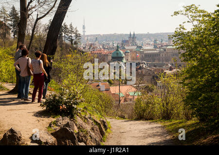 Gruppe von Touristen in der Ansicht von Prag aus der Sicht in einer Parklandschaft über der Stadt Stockfoto