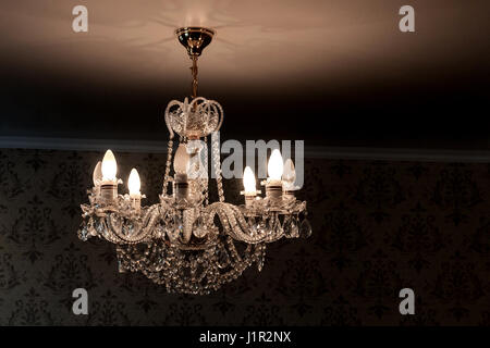 Kristall-Kronleuchter erstrahlt hängen von der Decke in den Raum