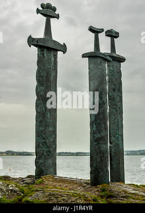 Norwegen, Stavanger. Das Monument "Schwerter im Felsen" symbolisiert das Ende der mörderische Kriege und Beginn der Vereinigung von Norwegen. Stockfoto