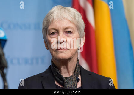 New York, Vereinigte Staaten von Amerika. 21. April 2017. Karen AbuZayd, Mitglied der unabhängigen internationalen Untersuchungskommission zu Syrien, spricht mit der Presse. Nach einem informellen Arria-Formel-Briefing zu den Nationen Sicherheitsrat, Paulo Sergio Pinheiro, Vorsitzender der unabhängigen internationalen Untersuchungskommission zu Syrien und Kollegen Kommissar Karen AbuZayd, sprach mit der Presse an den Sicherheitsrat Absteckung im UN-Hauptquartier. Bildnachweis: Albin Lohr-Jones/Pacific Press/Alamy Live-Nachrichten Stockfoto