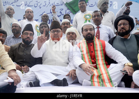 Kolkata, Indien. 21. April 2017. Shahi Imam Tipu Sultan Shahi Moschee Zentrum Syed Noorur Rahman Barkati und Syed Sha Atef Ali al Quaderi (von links nach rechts) zusammen mit anderen Führer während der kommunalen und Frieden Rallye in Kalkutta. West-Bengalen Minderheit zusammen mit allen Indien Majlish Rat? E - Shoora organisiert eine kommunale Harmonie und Friedenskundgebung in Kalkutta. Auch protestieren Sie gegen kanadische Autor pakistanischer Herkunft Tarek Fatah Kommentar über den Islam. Bildnachweis: Saikat Paul/Pacific Press/Alamy Live-Nachrichten Stockfoto