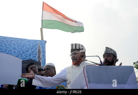 Kolkata, Indien. 21. April 2017. Shahi Imam Tipu Sultan Shahi Moschee Zentrum Syed Noorur Rahman Barkati hält seine Rede während der Rallye. West-Bengalen Minderheit zusammen mit allen Indien Majlish Rat? E - Shoora organisiert eine kommunale Harmonie und Friedenskundgebung in Kalkutta. Auch protestieren Sie gegen kanadische Autor pakistanischer Herkunft Tarek Fatah Kommentar über den Islam. Bildnachweis: Saikat Paul/Pacific Press/Alamy Live-Nachrichten Stockfoto