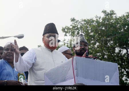 Kolkata, Indien. 21. April 2017. Shahi Imam Tipu Sultan Shahi Moschee Zentrum Syed Noorur Rahman Barkati hält seine Rede während der Rallye. West-Bengalen Minderheit zusammen mit allen Indien Majlish Rat? E - Shoora organisiert eine kommunale Harmonie und Friedenskundgebung in Kalkutta. Auch protestieren Sie gegen kanadische Autor pakistanischer Herkunft Tarek Fatah Kommentar über den Islam. Bildnachweis: Saikat Paul/Pacific Press/Alamy Live-Nachrichten Stockfoto