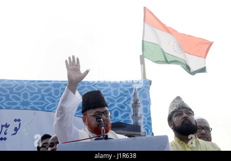 Kolkata, Indien. 21. April 2017. Shahi Imam Tipu Sultan Shahi Moschee Zentrum Syed Noorur Rahman Barkati hält seine Rede während der Rallye. West-Bengalen Minderheit zusammen mit allen Indien Majlish Rat? E - Shoora organisiert eine kommunale Harmonie und Friedenskundgebung in Kalkutta. Auch protestieren Sie gegen kanadische Autor pakistanischer Herkunft Tarek Fatah Kommentar über den Islam. Bildnachweis: Saikat Paul/Pacific Press/Alamy Live-Nachrichten Stockfoto