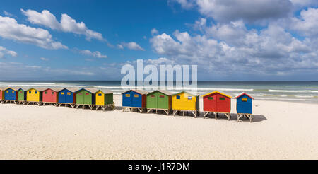 Bunte Strandhäuser mit bewölktem Himmel, Muizenberg, Western Cape, Südafrika Stockfoto