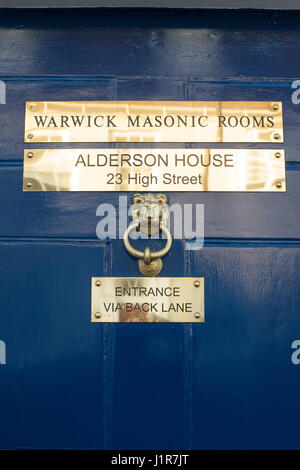 Warwick Freimaurer Zimmer Haustür mit Messingplatten. Warwick, Warwickshire, England Stockfoto