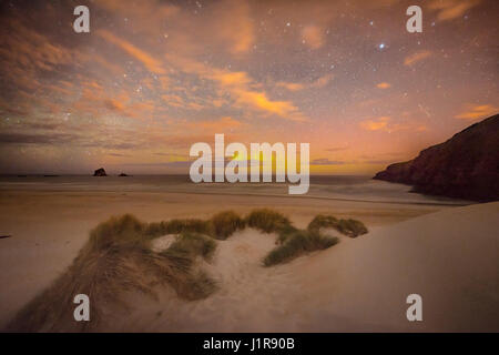 Südlichter, Aurora Australis über dem Meer, Dünen, Sandfly Bay, Dunedin, Otago, Otago Peninsula, Southland, Neuseeland Stockfoto