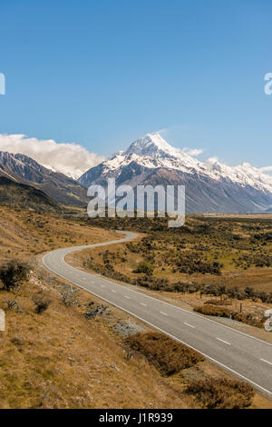 Kurvige Straße zum Mount Cook, Mount Cook Nationalpark, Südalpen, Region Canterbury, Southland, Neuseeland Stockfoto