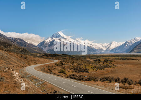 Kurvige Straße zum Mount Cook, Mount Cook Nationalpark, Südalpen, Region Canterbury, Southland, Neuseeland Stockfoto