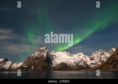 Nordlicht oder Aurora Borealis über Bergen, Hamnoy, Hamnoy, Reine, Moskenesøy, Lofoten, Norwegen Stockfoto