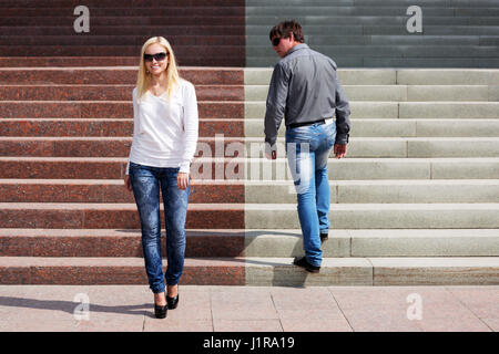 Junge modische paar auf der Treppe Stockfoto