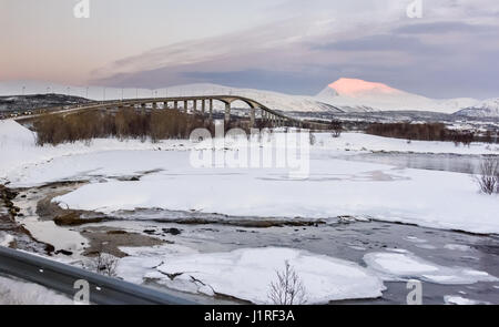 Brücke über den zugefrorenen Fluss oder See in Tromsø, Norwegen Stockfoto